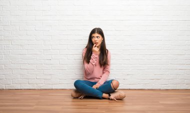 Ararken şüpheleri bir odada katta oturan genç kız