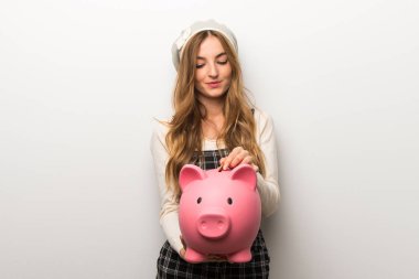 Zarif şekilde dolu olduğu için kumbara ve mutlu çekici şapka giyen kadın