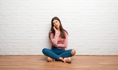 Diş ağrısı ile bir odada katta oturan genç kız