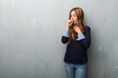 Telemarketer kadın öksürük ile acı ve kötü hissediyor