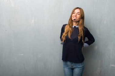 Bir çaba yapılmış olması için sırt ağrısı muzdarip telemarketer kadın