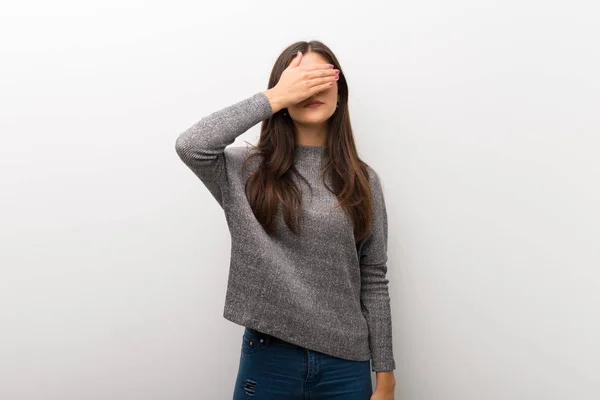 Teenagermädchen Auf Isoliertem Weißem Rücken Das Die Augen Mit Den — Stockfoto