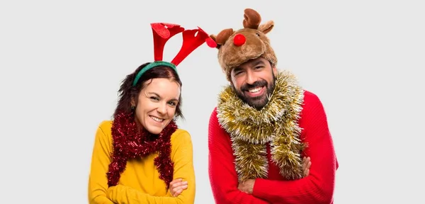 Paar Verkleed Voor Kerstvakantie Houden Van Armen Gekruist Terwijl Glimlachend — Stockfoto