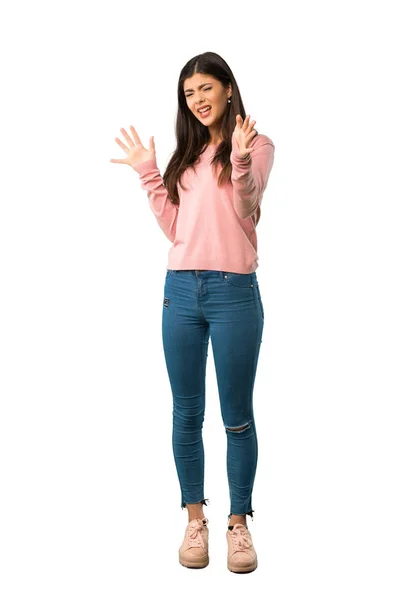 Eine Ganzkörperaufnahme Eines Teenagermädchens Mit Rosa Hemd Ist Ein Wenig — Stockfoto