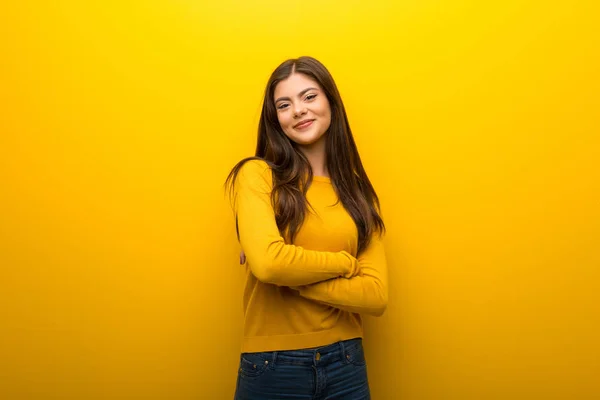 Teenager Mädchen Auf Leuchtend Gelbem Hintergrund Hält Die Arme Frontalposition — Stockfoto