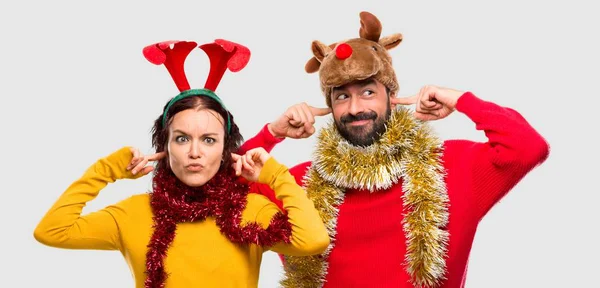Casal Vestido Para Natal Feriados Cobrindo Orelhas Com Mãos Sobre — Fotografia de Stock