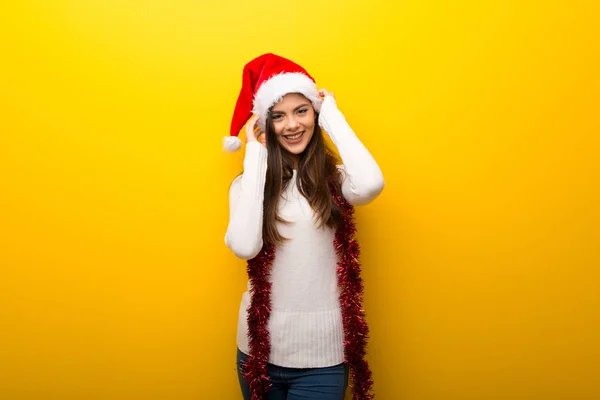 Adolescente Chica Celebrando Las Vacaciones Navidad Vibrante Fondo Amarillo —  Fotos de Stock