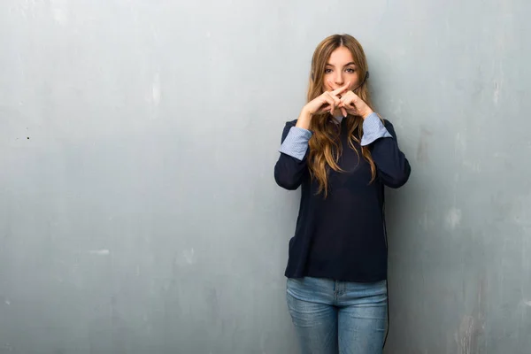 Mujer Telemarketer Mostrando Gesto Silencio — Foto de Stock