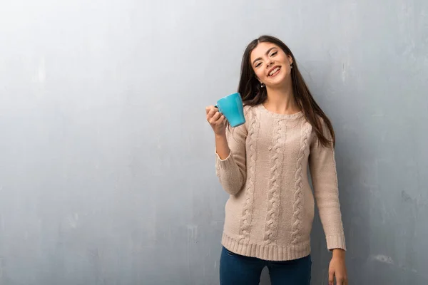 Ragazza Adolescente Con Maglione Una Parete Epoca Che Tiene Una — Foto Stock