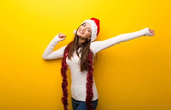 Adolescente Menina Celebrando Feriados Natal Fundo Amarelo Vibrante — Fotografia de Stock