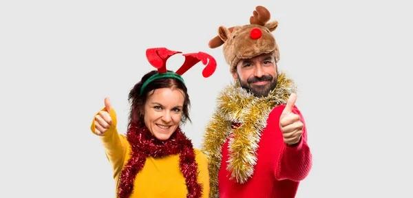 Paar Verkleidet Für Die Weihnachtsfeiertage Mit Daumen Hoch Geste Und — Stockfoto