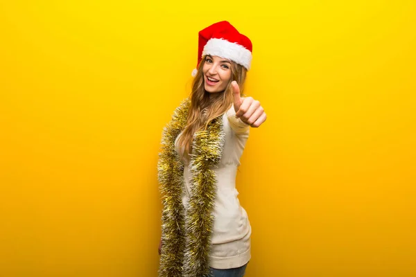 Menina Comemorando Feriados Natal Fundo Amarelo Dando Gesto Polegar Para — Fotografia de Stock