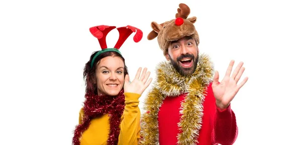 Paar Verkleidet Für Die Weihnachtsfeiertage Salutiert Mit Fröhlichem Gesichtsausdruck Auf — Stockfoto