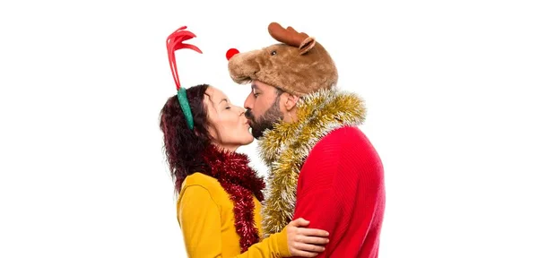 Paar Verkleed Voor Kerstvakantie Zoenen Geïsoleerde Achtergrond — Stockfoto