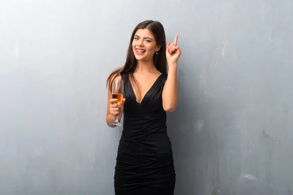 Menina Adolescente Com Champanhe Celebrando Ano Novo 2019 Contando Número — Fotografia de Stock