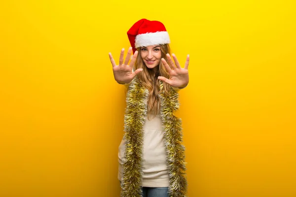 Chica Celebrando Las Fiestas Navidad Sobre Fondo Amarillo Contando Diez —  Fotos de Stock