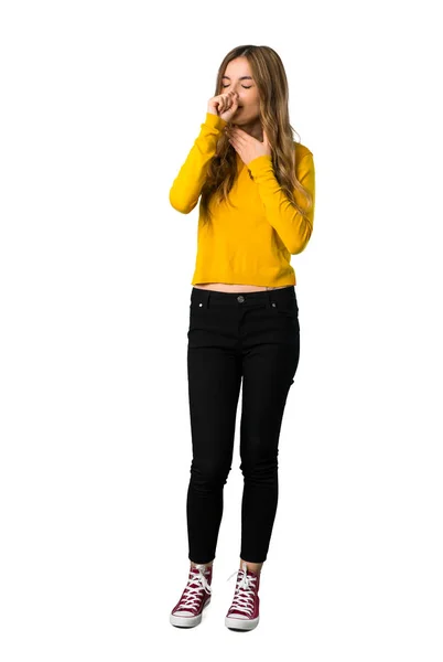 一个穿黄色毛衣的年轻女孩的全长照片在孤立的白色背景下咳嗽 感觉很糟糕 — 图库照片