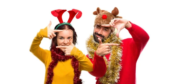 Paar Das Sich Für Die Weihnachtsfeiertage Herausgeputzt Hat Framing Symbol — Stockfoto