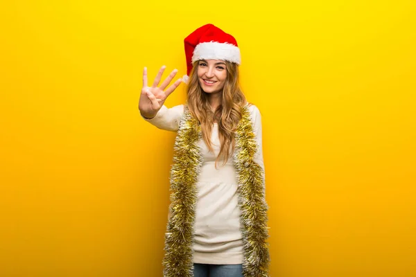 Menina Comemorando Feriados Natal Fundo Amarelo Feliz Contando Quatro Com — Fotografia de Stock