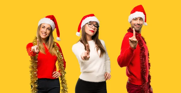 Grupo Pessoas Mulher Loira Vestida Para Feriados Natal Mostrando Levantando — Fotografia de Stock