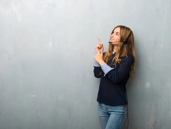 Telemarketer Mulher Apontando Com Dedo Indicador Olhando Para Cima — Fotografia de Stock