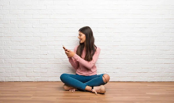 Chica Adolescente Sentada Suelo Una Habitación Enviando Mensaje Con Móvil — Foto de Stock