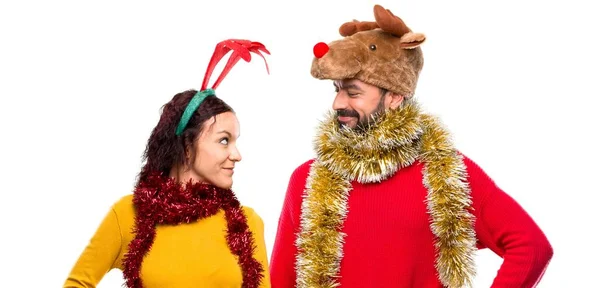 Casal Vestido Para Férias Natal Posando Com Braços Quadril Sorrindo — Fotografia de Stock