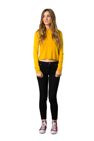 Tiro Comprimento Total Uma Jovem Com Suéter Amarelo Pouco Nervoso — Fotografia de Stock