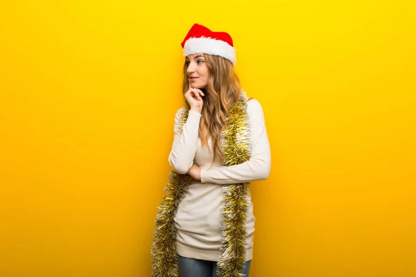 Chica Celebrando Las Fiestas Navidad Sobre Fondo Amarillo Mirando Lado —  Fotos de Stock