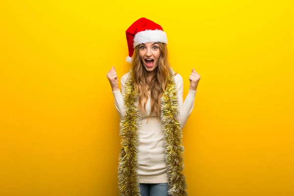 Menina Celebrando Feriados Natal Fundo Amarelo Celebrando Uma Vitória Posição — Fotografia de Stock