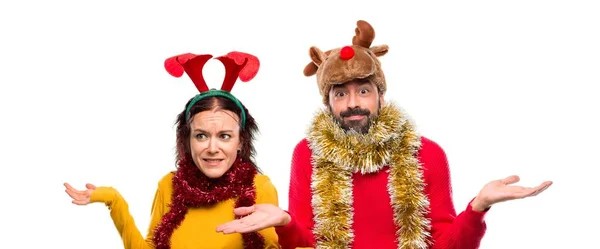 Paar Verkleidet Für Die Weihnachtsfeiertage Mit Zweifeln Und Verwirrtem Gesichtsausdruck — Stockfoto