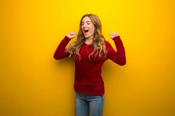 Jovem Fundo Amarelo Vibrante Feliz Pulando — Fotografia de Stock