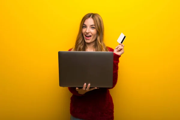 Jong Meisje Levendige Gele Achtergrond Met Laptop Creditcard — Stockfoto