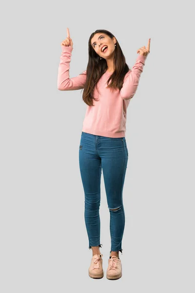 Ganzkörper Teenager Mädchen Mit Rosa Hemd Das Mit Dem Zeigefinger — Stockfoto