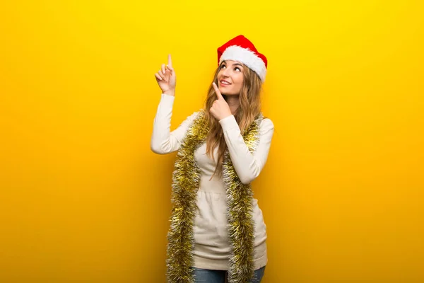 Menina Comemorando Feriados Natal Fundo Amarelo Apontando Com Dedo Indicador — Fotografia de Stock