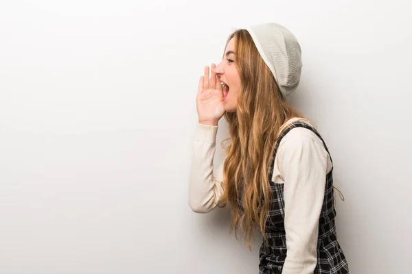 Moda Mujer Con Sombrero Gritando Con Boca Abierta Hacia Lateral — Foto de Stock