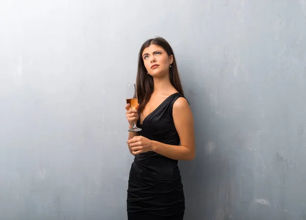 Menina Adolescente Com Champanhe Celebrando Ano Novo 2019 Tendo Dúvidas — Fotografia de Stock