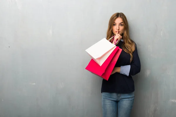 Chica Con Bolsas Compras Que Muestran Gesto Silencio Poniendo Dedo —  Fotos de Stock