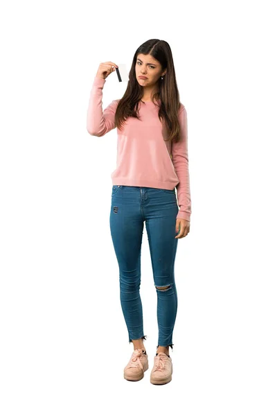 Pełnej Długości Strzał Nastolatek Dziewczyny Różową Koszulę Biorąc Karty Kredytowej — Zdjęcie stockowe