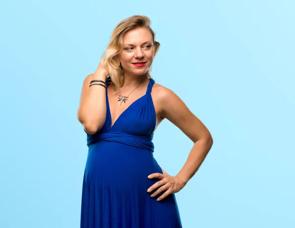 Mulher Loira Grávida Com Vestido Azul Fundo Azul Isolado — Fotografia de Stock