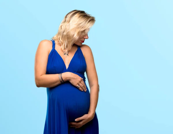 Schwangere Blonde Frau Mit Blauem Kleid Auf Isoliertem Blauen Hintergrund — Stockfoto