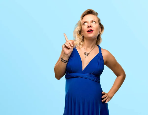 Schwangere Blonde Frau Mit Blauem Kleid Steht Und Denkt Eine — Stockfoto