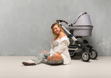 Güzel sarışın hamile kadın