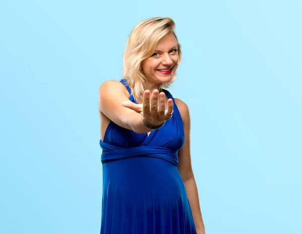 Schwangere Blonde Frau Mit Blauem Kleid Präsentiert Und Lädt Ein — Stockfoto