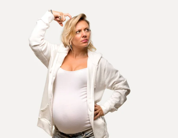 Femme Blonde Enceinte Avec Sweat Shirt Blanc Debout Pensant Une — Photo