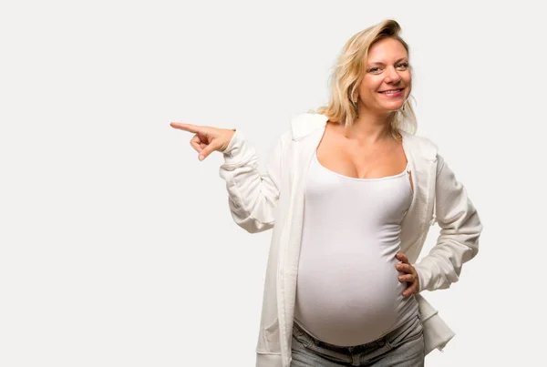 Gravid Blond Kvinna Med Vit Tröja Pekar Finger Sidan Och — Stockfoto