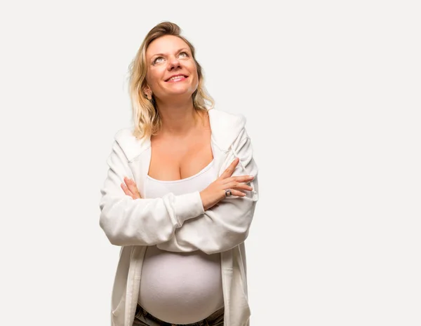 Mulher Loira Grávida Com Suéter Branco Stand Olhando Para Cima — Fotografia de Stock