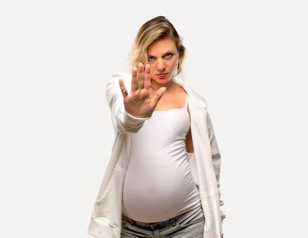 白いトレーナー作る停止ジェスチャー分離の灰色の背景を手で金髪妊婦 — ストック写真