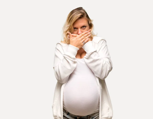 Kobieta Ciąży Blondynka Biały Bluza Obejmujące Usta Rękami Białym Tle — Zdjęcie stockowe