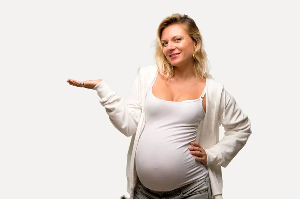 Gravid Blond Kvinna Med Vit Tröja Holding Copyspace Imaginära Handflatan — Stockfoto